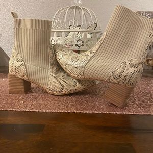 Oasis Society Geradine Ankle Boot